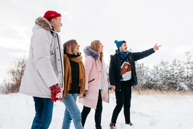 Mann mit Freunden Finger weg zeigen