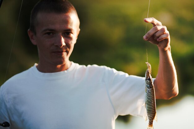 Mann mit frischem gefangenem Fisch