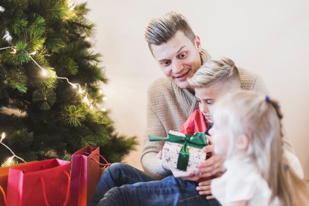 Mann mit Geschenken und Kindern