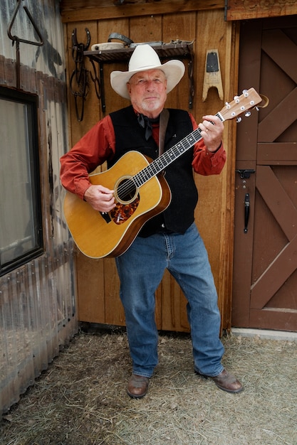 Mann mit Gitarre bereitet sich auf Country-Konzert vor