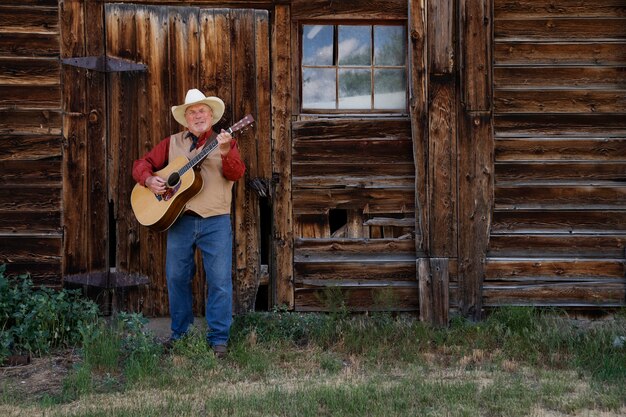 Mann mit Gitarre bereitet sich auf Country-Konzert vor