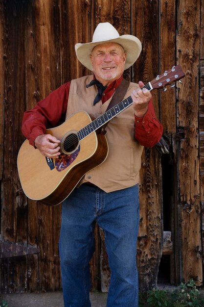 Mann mit Gitarre bereitet sich auf Country-Konzert vor