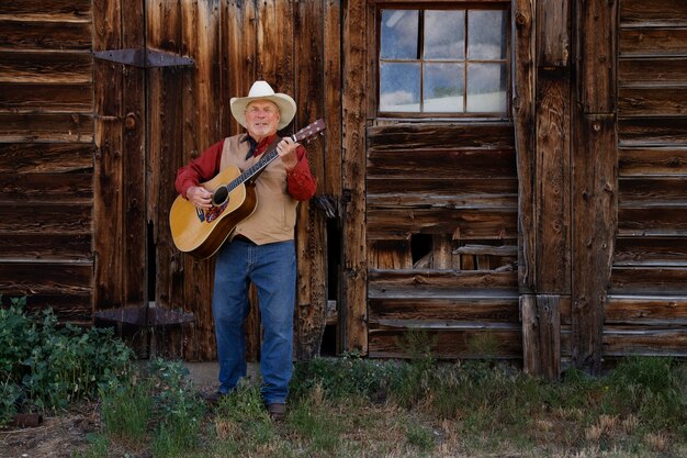 Mann mit Gitarre bereitet sich auf Country-Konzert vor