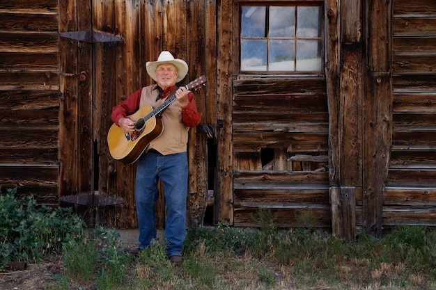 Mann mit Gitarre bereitet sich auf Country-Konzert vor