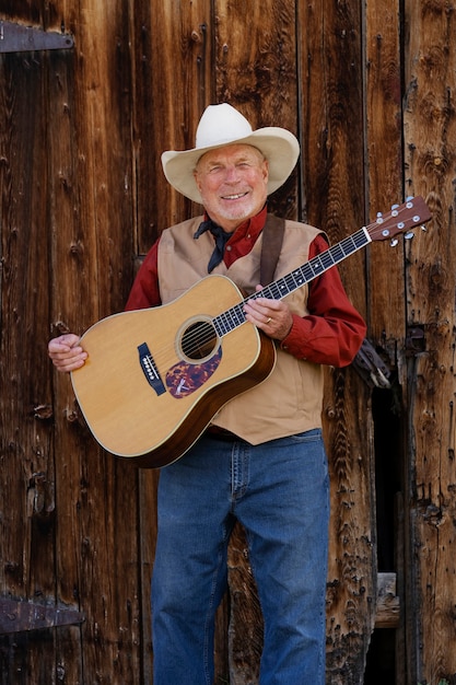 Mann mit Gitarre bereitet sich auf Country-Konzert vor