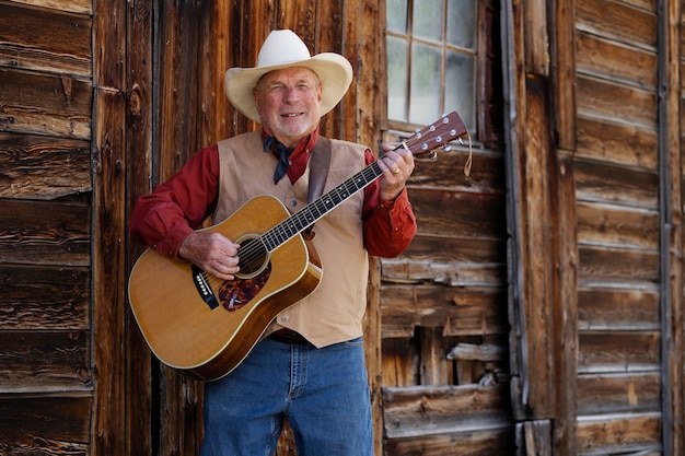 Mann mit Gitarre bereitet sich auf Country-Konzert vor