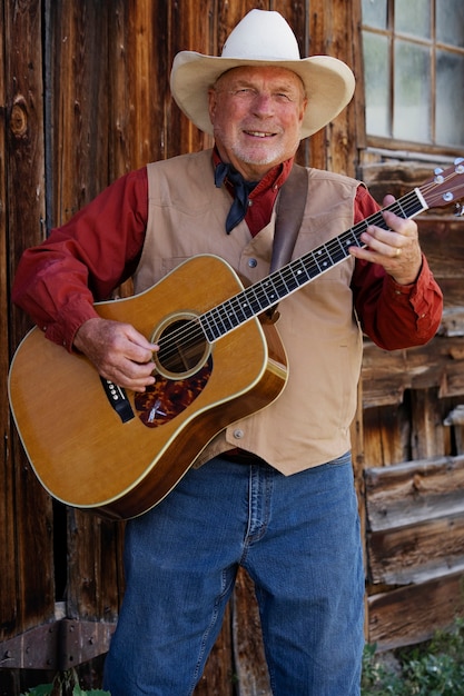 Mann mit Gitarre bereitet sich auf Country-Konzert vor