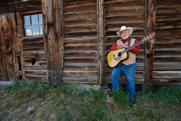 Mann mit Gitarre bereitet sich auf Country-Konzert vor