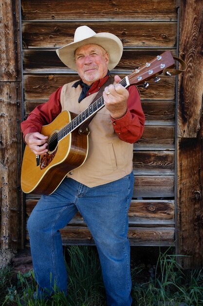 Mann mit Gitarre bereitet sich auf Country-Konzert vor