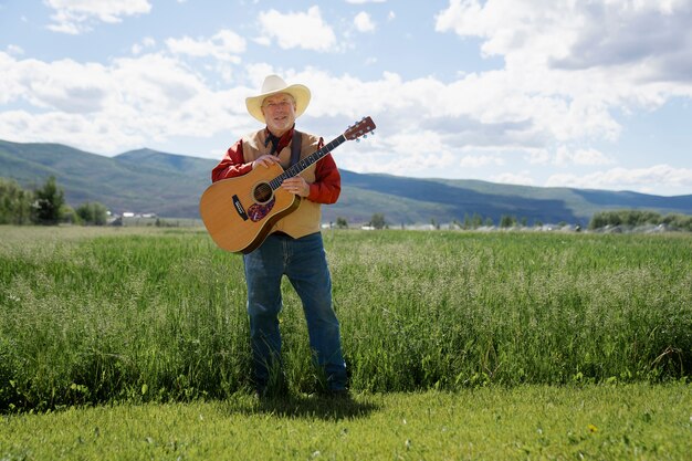 Mann mit Gitarre bereitet sich auf Country-Konzert vor