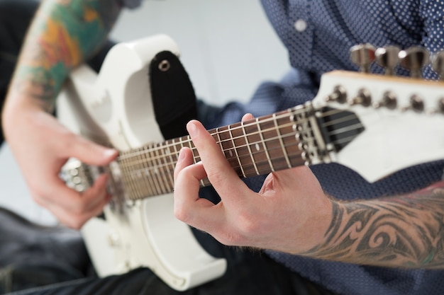 Mann mit Gitarre