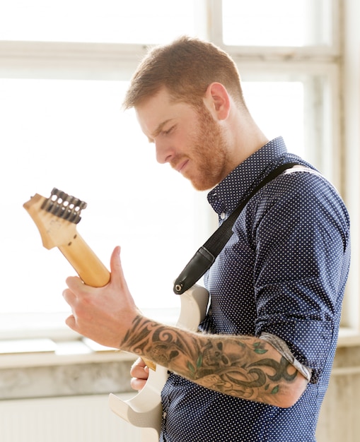 Kostenloses Foto mann mit gitarre