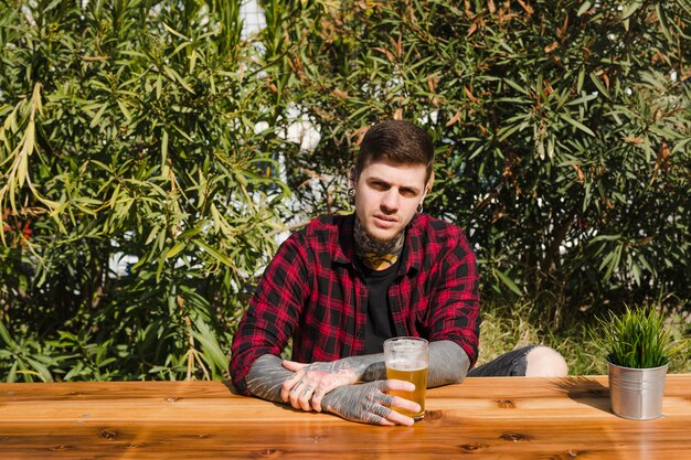 Mann mit Handwerksbier draußen