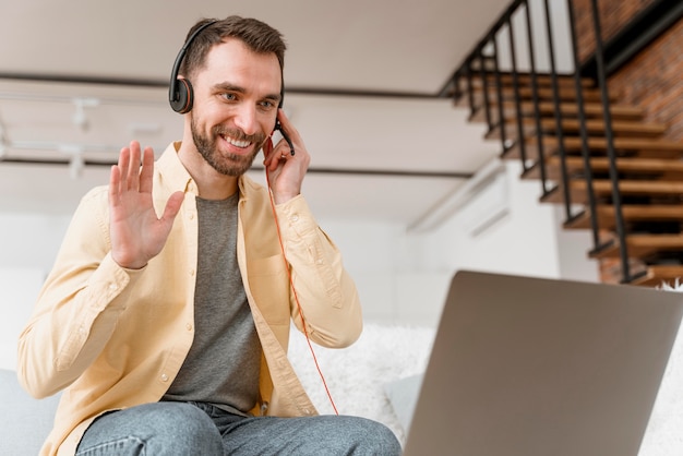 Kostenloses Foto mann mit headset für videoanruf