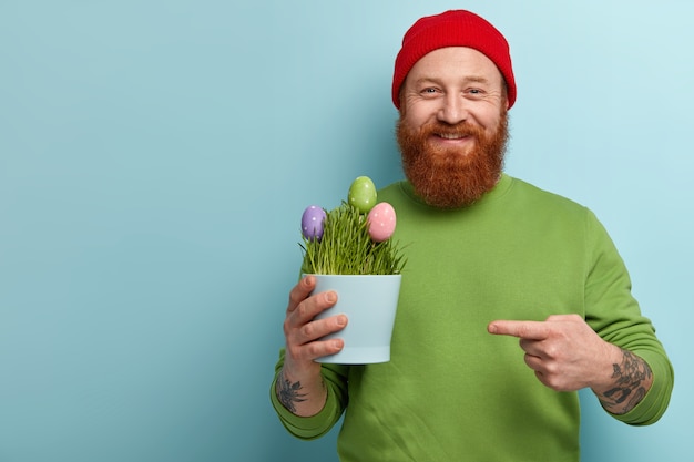 Kostenloses Foto mann mit ingwerbart, der bunte kleidung trägt