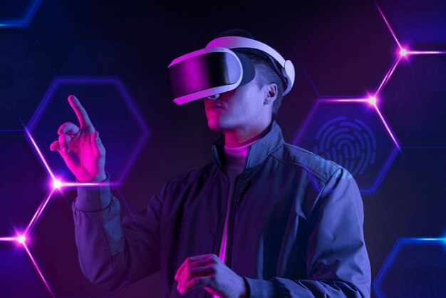 Mann mit intelligenter Brille, der einen virtuellen Bildschirm berührt, futuristische Technologie digitaler Remix