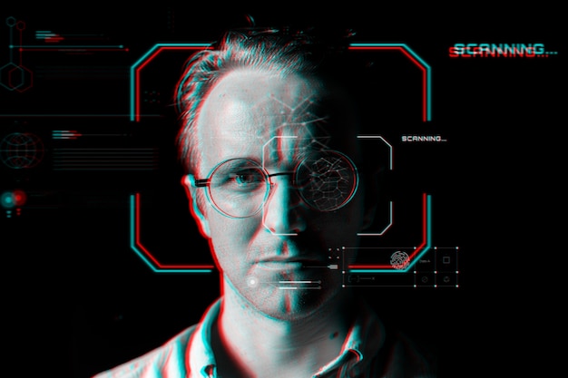 Mann mit intelligenter Brille hinter der virtuellen Scantechnologie im Glitch-Effekt