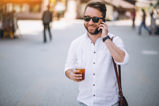 Mann mit Kaffee und Telefon