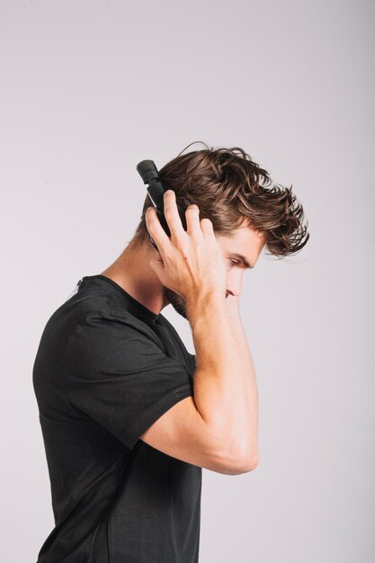 Mann mit Kopfhörern