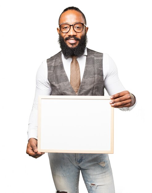 Mann mit Krawatte hält eine weiße Tafel