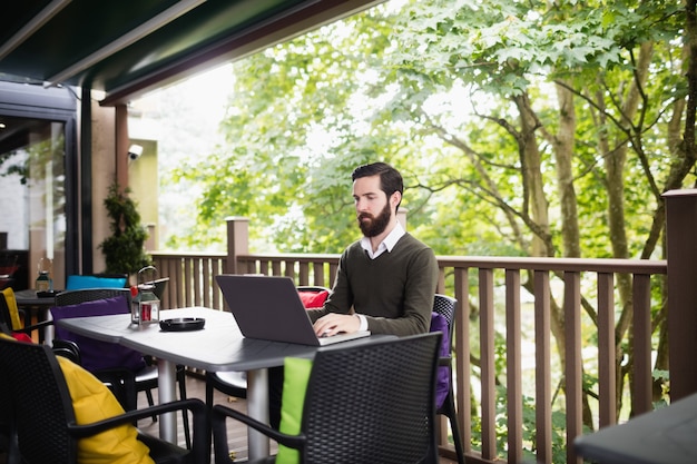 Mann mit Laptop