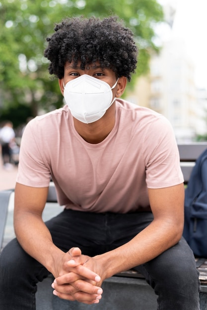 Kostenloses Foto mann mit maske im freien