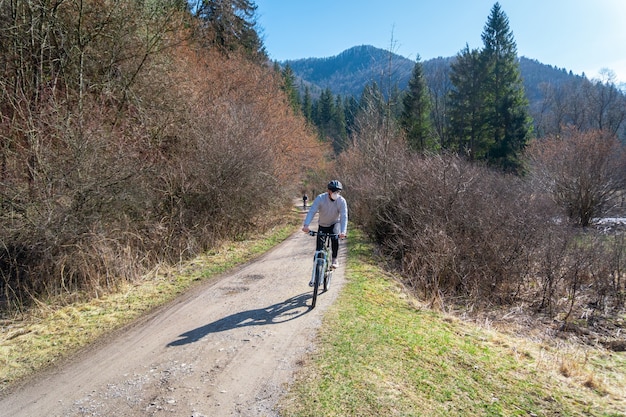 Mann mit Maske im Gesicht Fahrrad fahren während der Coronavirus / COVID-19-Pandemie.