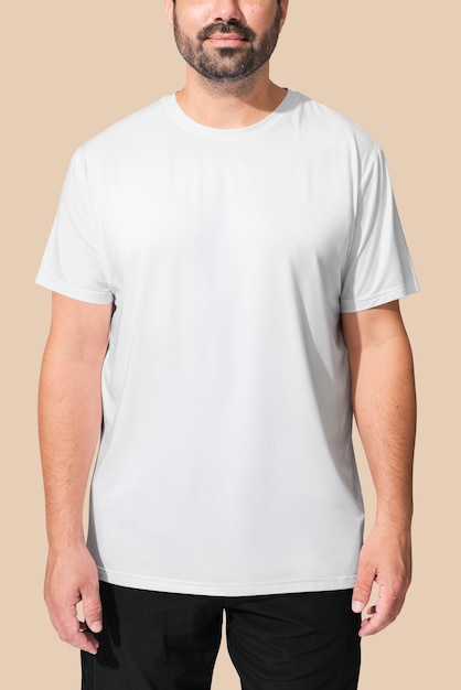 Mann mit minimalistischem weißen T-Shirt
