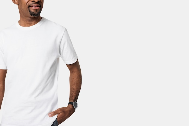 Kostenloses Foto mann mit minimalistischem weißen t-shirt