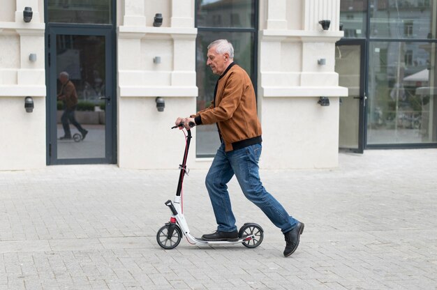 Mann mit mittlerem Schuss auf Roller