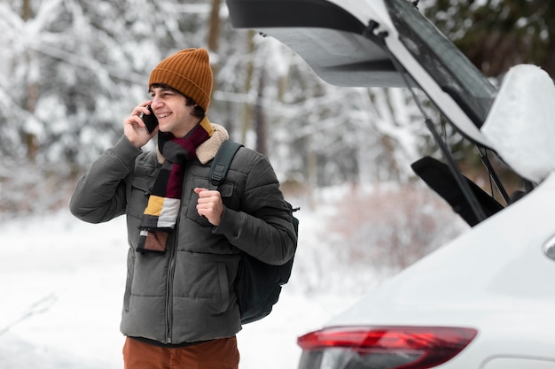 Mann mit mittlerem Schuss, der am Telefon telefoniert