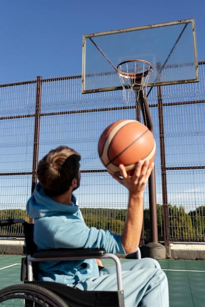 Mann mit mittlerem Schuss, der Basketball spielt