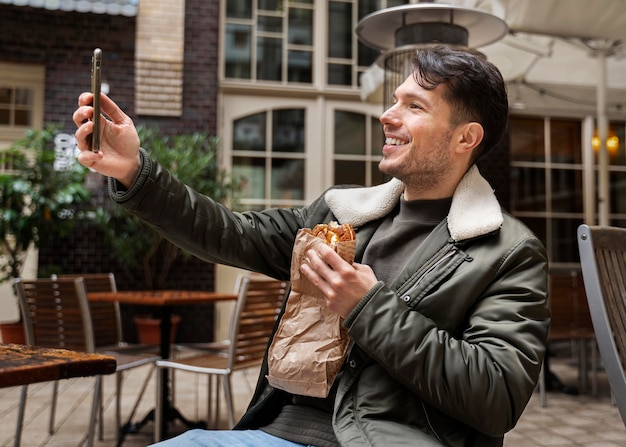 Mann mit mittlerem Schuss, der ein Selfie macht