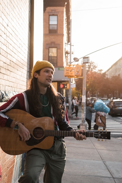 Mann mit mittlerem Schuss, der Gitarre spielt