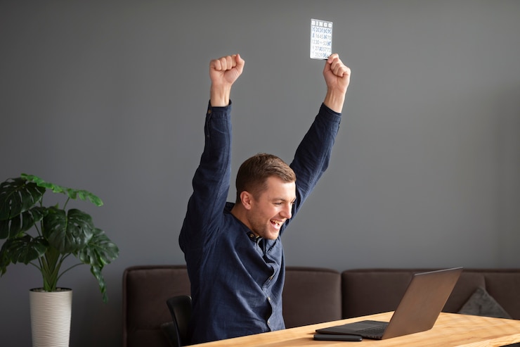 Kostenlose Foto mann mit mittlerem schuss gewinnt beim bingo