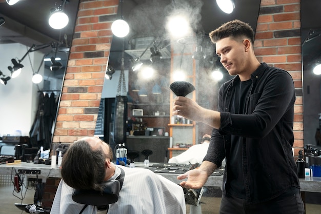 Mann mit mittlerem Schuss im Salon