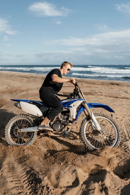 Mann mit Motorrad in Hawaii