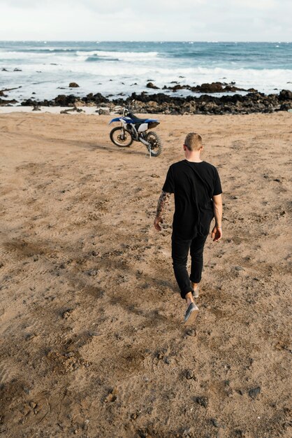 Mann mit Motorrad in Hawaii