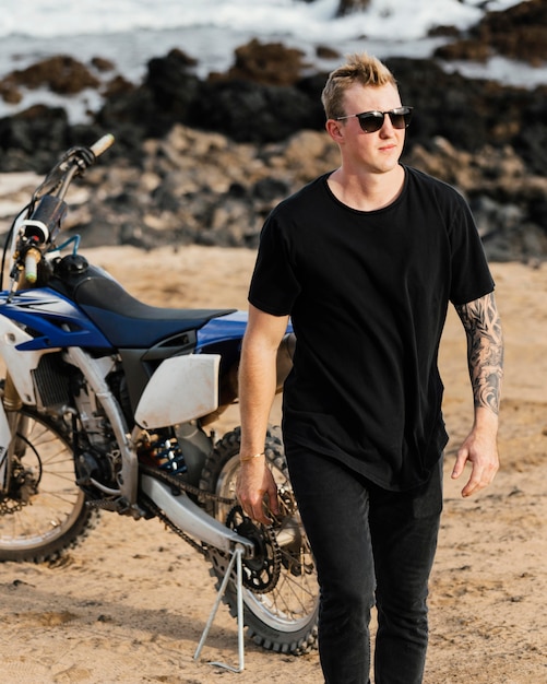 Mann mit Motorrad in Hawaii