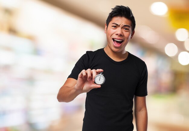 Mann mit offenem Mund mit einer Uhr