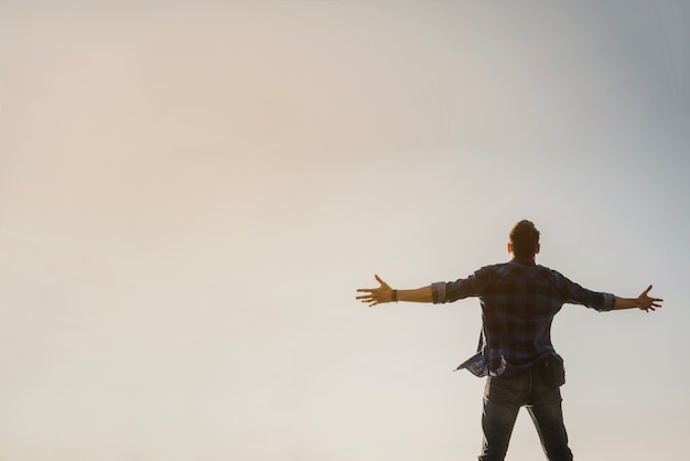 Mann mit offenen Armen Blick auf den Himmel