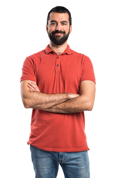Mann mit roten Polo-Shirt mit gekreuzten Armen