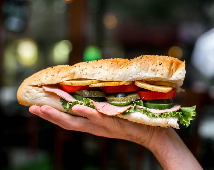 Kostenlose Foto mann mit sandwich, seitenansicht