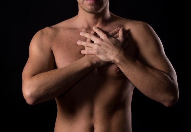 Kostenloses Foto mann mit schmerzen in der brust