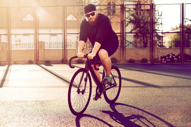 Mann mit schwarzer Kappe Fahrradfahren