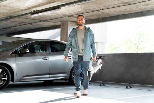 Mann mit seinem Roller auf einem Parkplatz im Haus