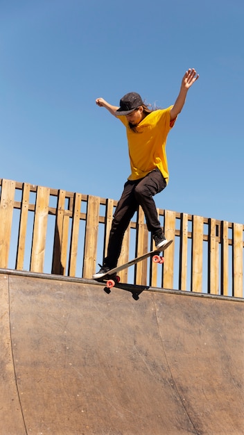 Mann mit Skateboard springt voller Schuss