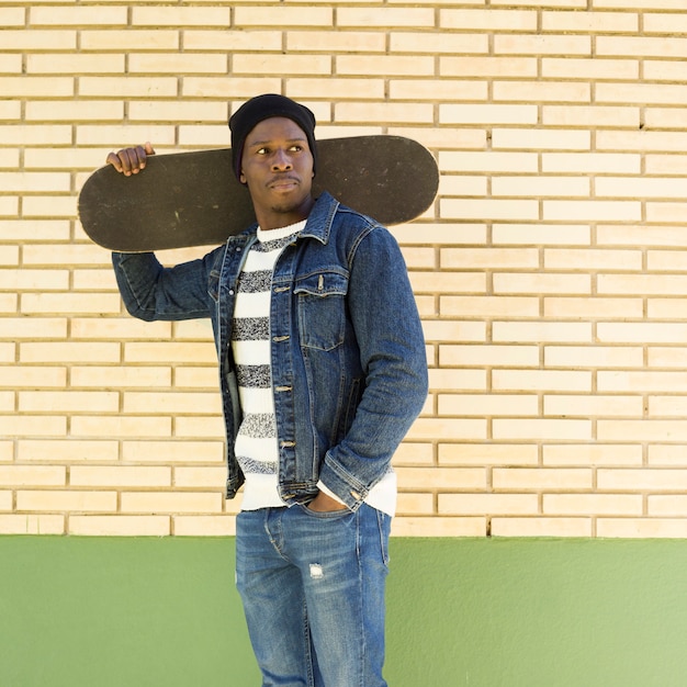 Kostenloses Foto mann mit skateboard