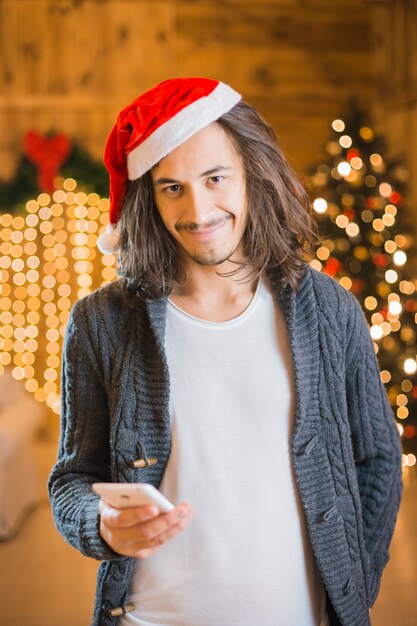 Mann mit Smartphone am Weihnachten