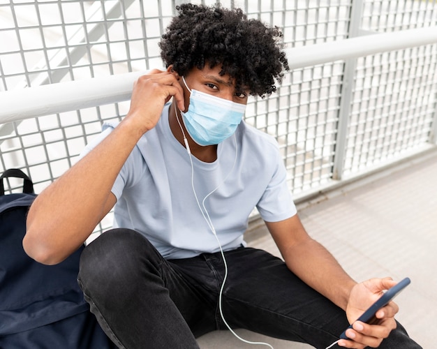 Kostenloses Foto mann mit smartphone mittlerer aufnahme